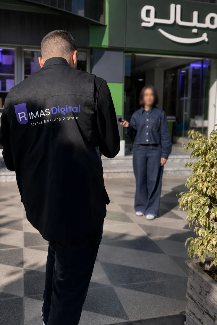 Tournage d’une interview devant un magasin — RIMAS Digital